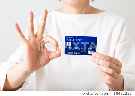 Middle women with credit card Middle women with credit card 88451256