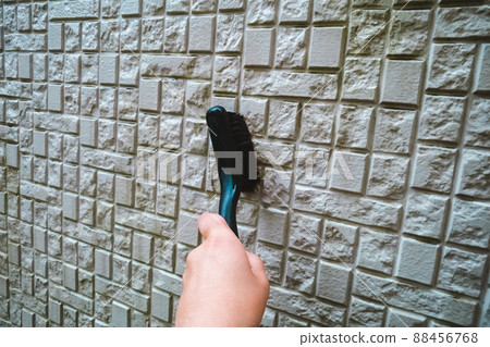 Rub the moss on the outer wall with a brush Rub the moss on the outer wall with a brush 88456768