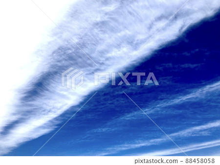 Mysterious sky pattern: The sky divided into two 88458058