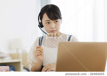 在線學習 PC 的女孩 88460085