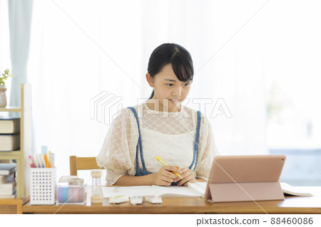 在平板電腦上學習的女孩在線學習 88460086