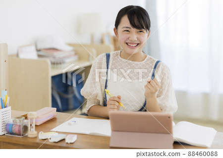 Girl studying on a tablet PC Online learning Girl studying on a tablet PC Online learning 88460088