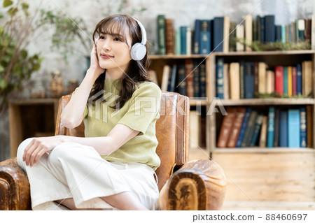 戴耳機聽音樂的年輕女子 88460697