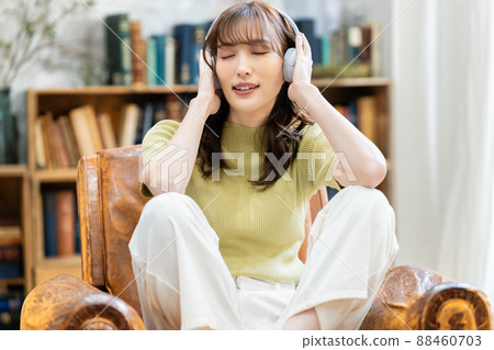 戴耳機聽音樂的年輕女子 88460703