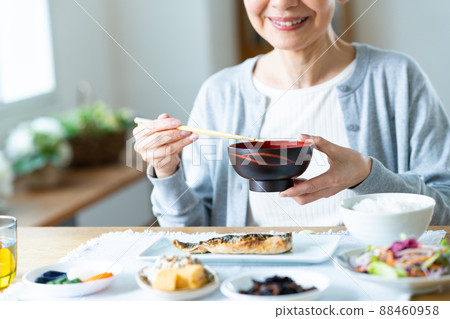 吃早餐的資深婦女 88460958