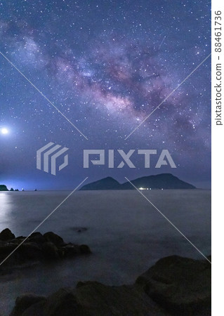 金星照亮了大海,銀河和燈塔在漫天繁星中流淌,大島由宮崎縣日南市伊崎花的七塊岩石組成。 金星照亮了大海,銀河和燈塔在漫天繁星中流淌,大島由宮崎縣日南市伊崎花的七塊岩石組成。 88461736