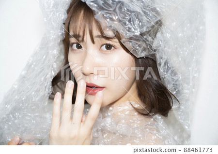 Packing materials and portraits of women Packing materials and portraits of women 88461773