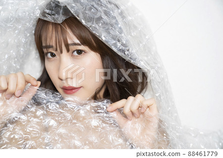 Packing materials and portraits of women Packing materials and portraits of women 88461779