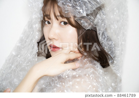 Packing materials and portraits of women Packing materials and portraits of women 88461789