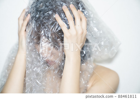 Packing materials and portraits of women Packing materials and portraits of women 88461811