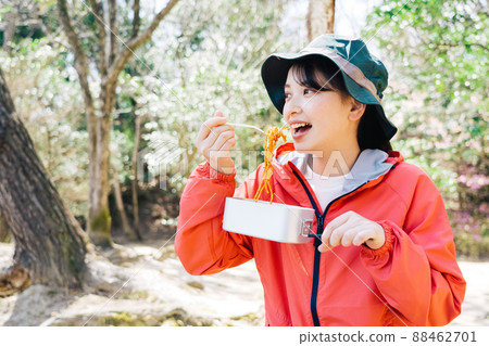 一個女人用 Mestin 登山吃食物 88462701