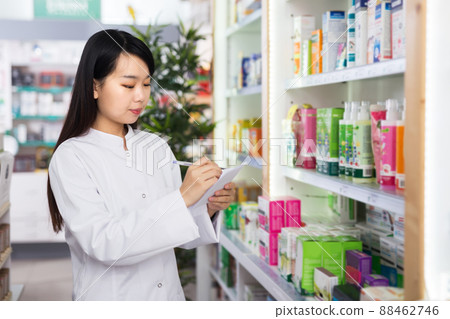 Chinese female pharmacist working in pharmacy 88462746