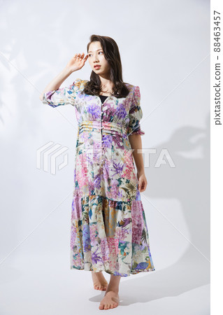 穿著便衣少女時尚的年輕女性 88463457