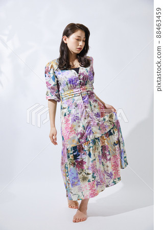 穿著便衣少女時尚的年輕女性 穿著便衣少女時尚的年輕女性 88463459