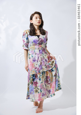 穿著便衣少女時尚的年輕女性 穿著便衣少女時尚的年輕女性 88463461