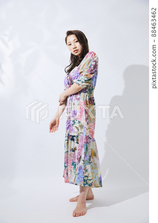 穿著便衣少女時尚的年輕女性 88463462