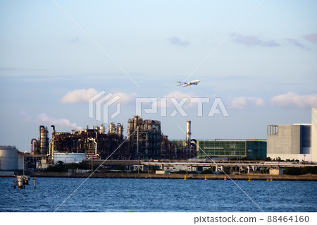 京濱工業區工廠廠房和飛機飛過 88464160