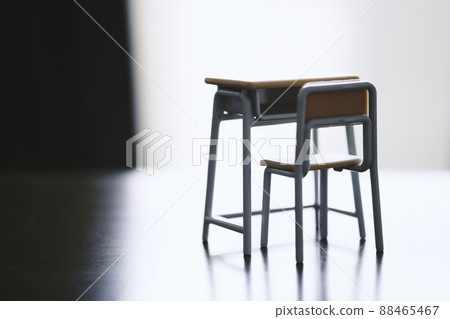 學校課桌和椅子 88465467