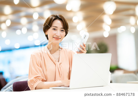 辦公室休閒商務女性 88467178