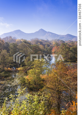 秋色中的中瀨沼和萬代山 88467508