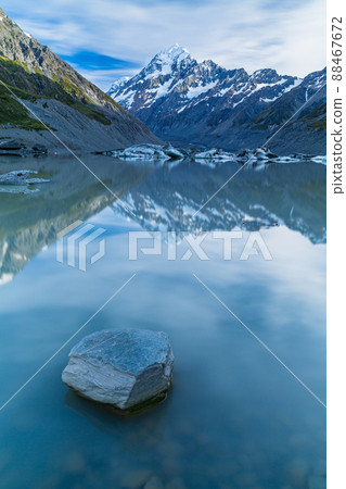 Hooker Glacier Lake and Mount Aoraki in Aoraki Mount Cook National Park, New Zealand 88467672