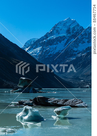Hooker Valley Track Hooker Glacial Lake in Aoraki Mount Cook National Park, New Zealand Hooker Valley Track Hooker Glacial Lake in Aoraki Mount Cook National Park, New Zealand 88467754