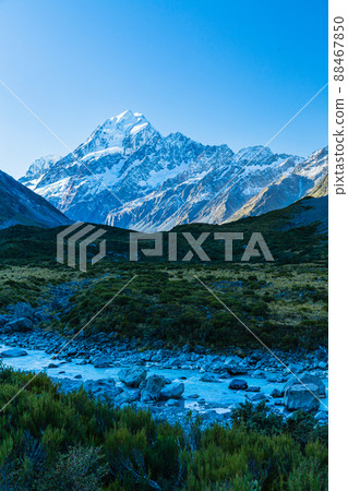 Mount Aoraki seen from the Hooker Valley Track in Aoraki Mount Cook National Park, New Zealand 88467850
