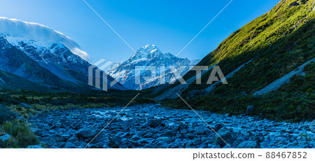 從新西蘭庫克山國家公園奧拉基山國家公園的胡克谷步道看到的奧拉基山 從新西蘭庫克山國家公園奧拉基山國家公園的胡克谷步道看到的奧拉基山 88467852