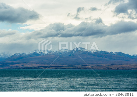 從新西蘭坎特伯雷地區普卡基湖的角度看風景 88468011