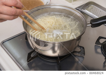 [Middle housewife boil ramen noodles with chopsticks] 88468024