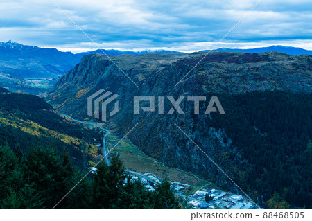 從新西蘭皇后鎮天際纜車鮑勃峰觀景台看到的山谷 88468505