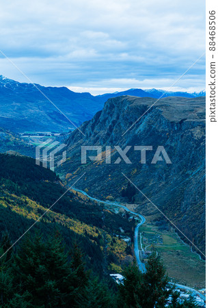 從新西蘭皇后鎮天際纜車鮑勃峰觀景台看到的山谷 88468506