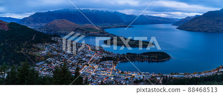 新西蘭皇后鎮鮑勃峰觀景台黃昏時分的瓦卡蒂普湖和城市景觀 88468513