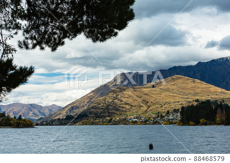 從新西蘭皇后鎮瓦卡蒂普湖岸邊看到的卓越山脈 88468579
