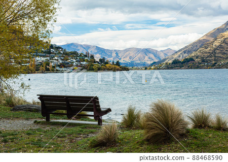 從新西蘭皇后鎮瓦卡蒂普湖岸邊看到的秋葉樹和城市景觀 88468590
