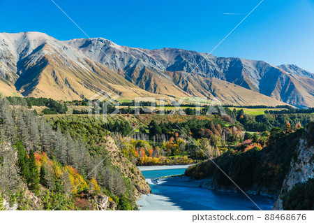 從新西蘭坎特伯雷的拉卡亞峽谷看到的赫特山和山谷風景和秋色 從新西蘭坎特伯雷的拉卡亞峽谷看到的赫特山和山谷風景和秋色 88468676