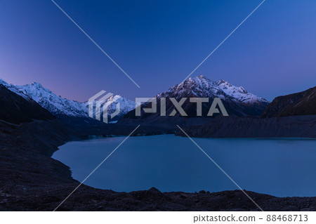 新西蘭黃昏時分，庫克山國家公園的塔斯曼冰川湖和馬爾特布倫湖 88468713
