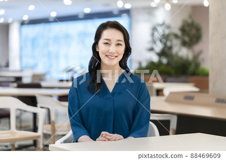 Arasa's business woman looking at the camera Arasa's business woman looking at the camera 88469609