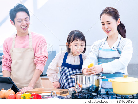 Cooking together with the family 88469886