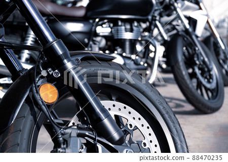 Bike tours 並排停放的自行車 d-2 前輪周圍的冷色淺色在陽光下閃閃發光 88470235