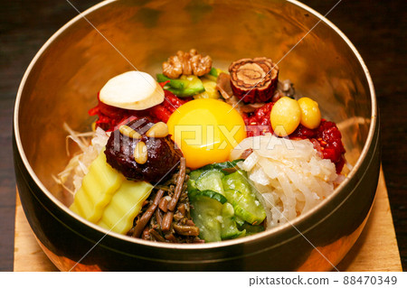 Bibimbap, one of the popular Korean dishes 88470349