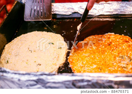 Bindae-tteok popular at Korean food stalls 88470371
