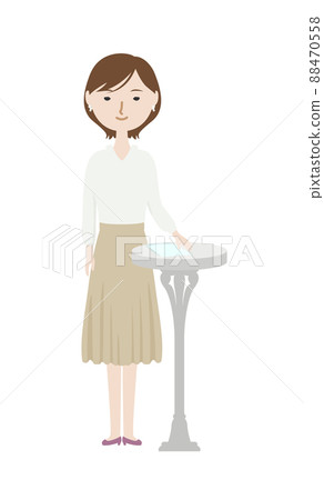 一位女播音員站在放置手稿的桌子旁 88470558