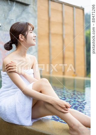 Sit by hot spring pool 88471266