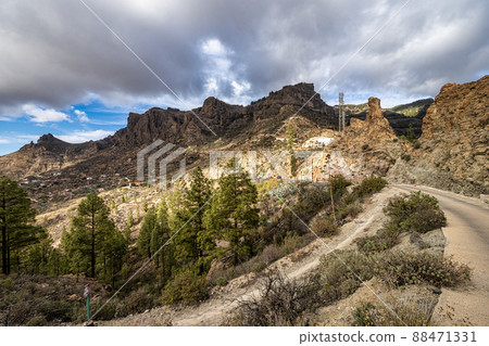 Gran Canarian mountain range near Cruz Grande in Gran Canaria in Spain. 88471331