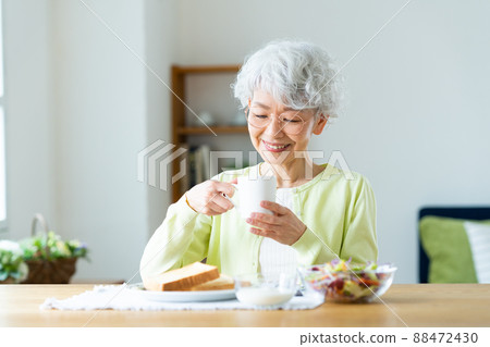 吃早餐的資深婦女 吃早餐的資深婦女 88472430