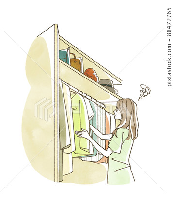 一個女人迷失在衣櫥裡的衣服 88472765