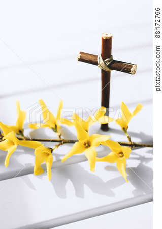 象徵耶穌基督受難、死亡和復活的十字架、連翹和白色背景 88472766