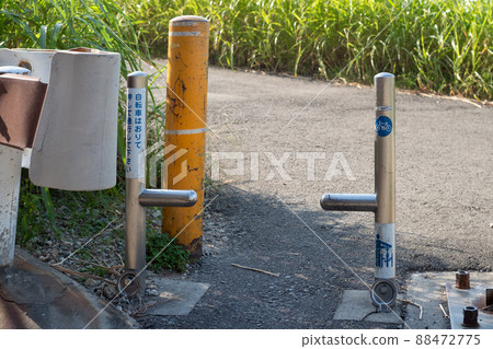 入口處安裝的自行車門桿 入口處安裝的自行車門桿 88472775