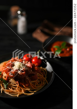Homemade traditional Italian spaghetti with tomato sauce 88473352